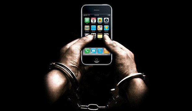 iphone-theft-handcuffs