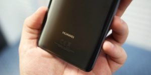 Kémfotón a fekete színű Huawei Mate 20 Pro