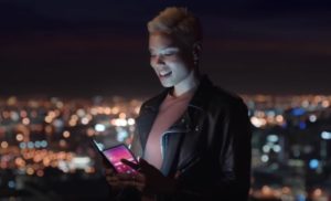 A Samsung hajlítható mobilja felbukkant egy promóciós videóban