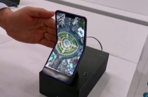 Pazar látványt nyújt a Sharp vertikálisan összehajtható mobilja