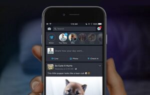 Több képernyőképen a Facebook Android app sötét módja